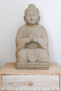 Praying Buddha statue